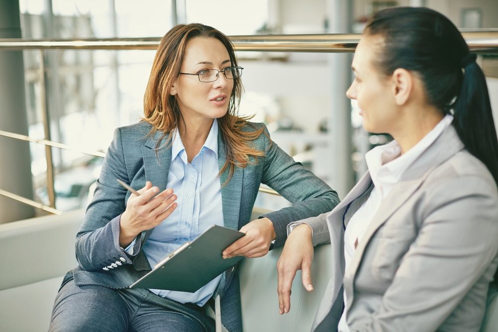 Zwei Frauen führen ein Karriere-Coaching durch.